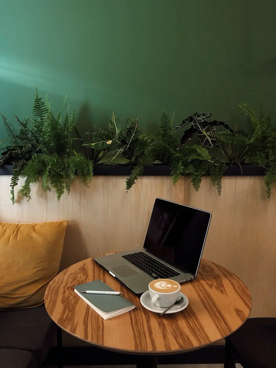 Chris von abacado am Holztisch mit Kaffee